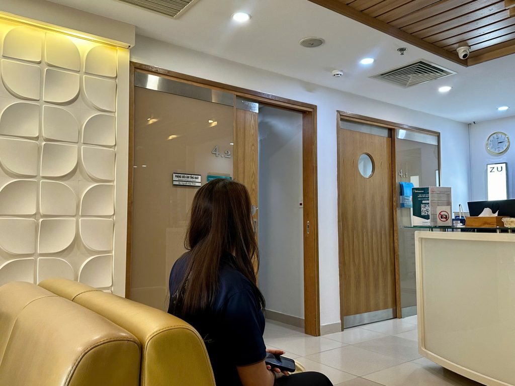 Cán bộ nhân viên LinkGroup chờ khám tại cơ sở khám sức khỏe